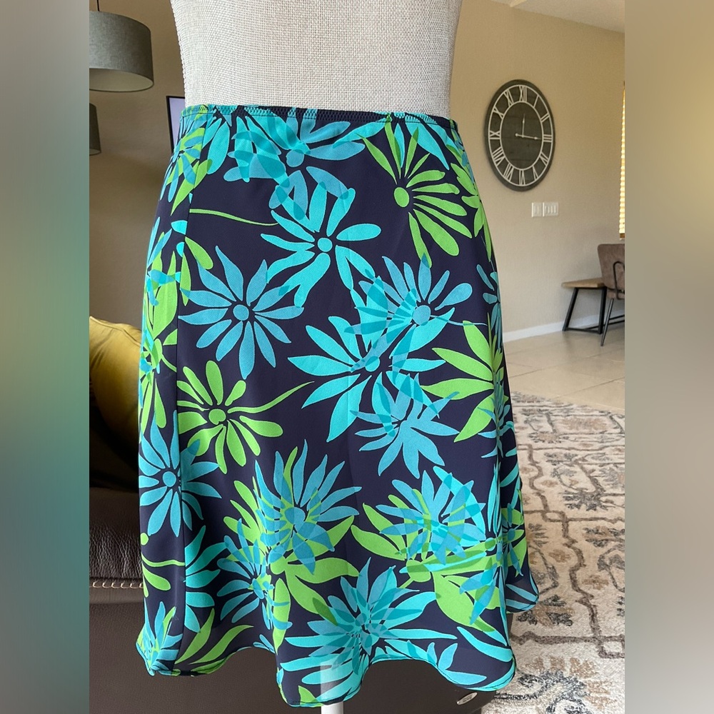 Colorful Express skirt , very nice, XS size,
Very elegant .